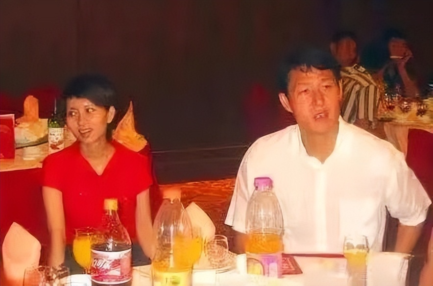 甘萍:曾陷"逼婚门",被逼退出歌坛,嫁二婚前国足老公终获幸福