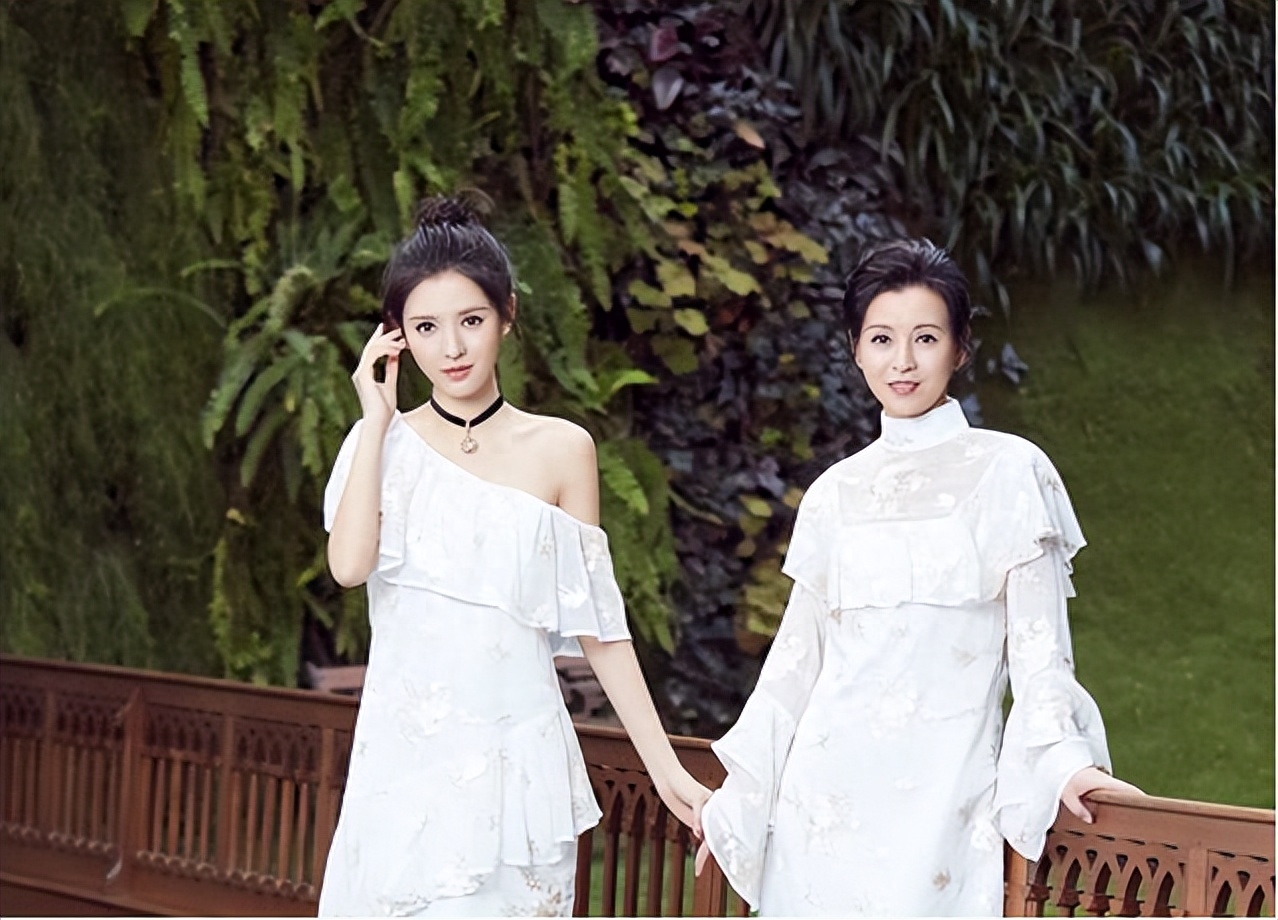 女明星妈妈能有多美?刘亦菲颜值被母亲"秒杀",张予曦妈妈绝美