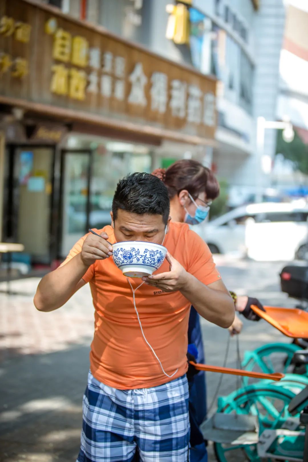 如今的兰州人,吃牛肉面依然讲究 喝头汤,经过几个小时的熬煮,早上7,8