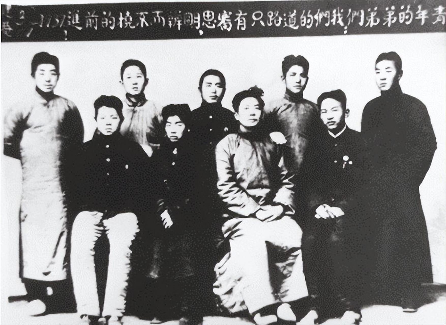 1939年12月,地下党杨一木和李东甫去「德润昌」商号买礼品,刚进去,就