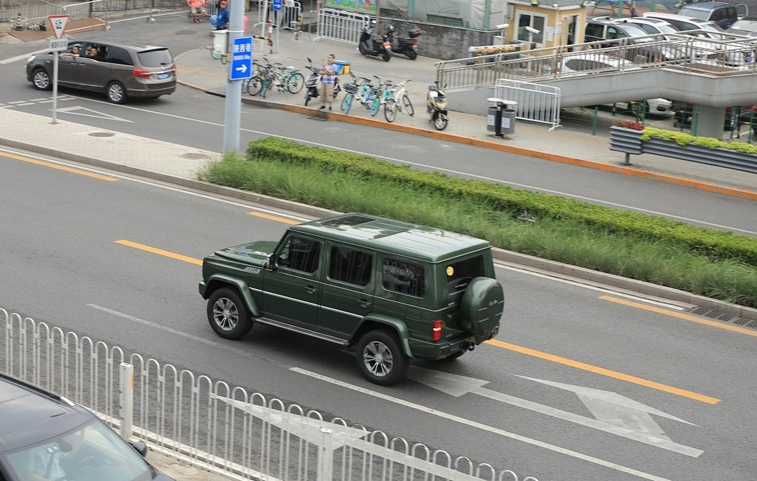 北京80越野车军绿色图片