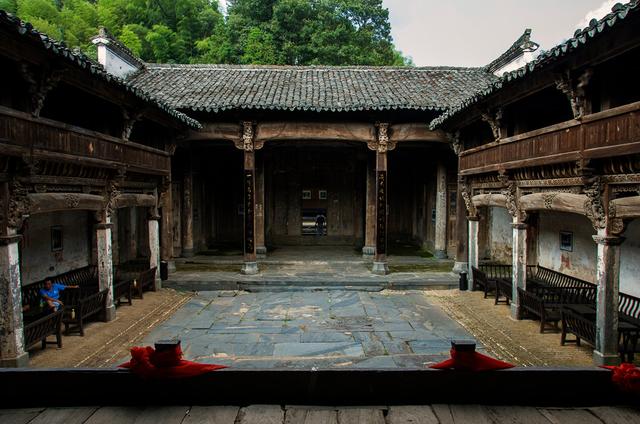 安徽黄山:一栋被遗弃的百年古宅,门楼精美坐拥8室,有点可惜