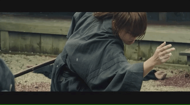 可以看到标准而帅气的收刀.