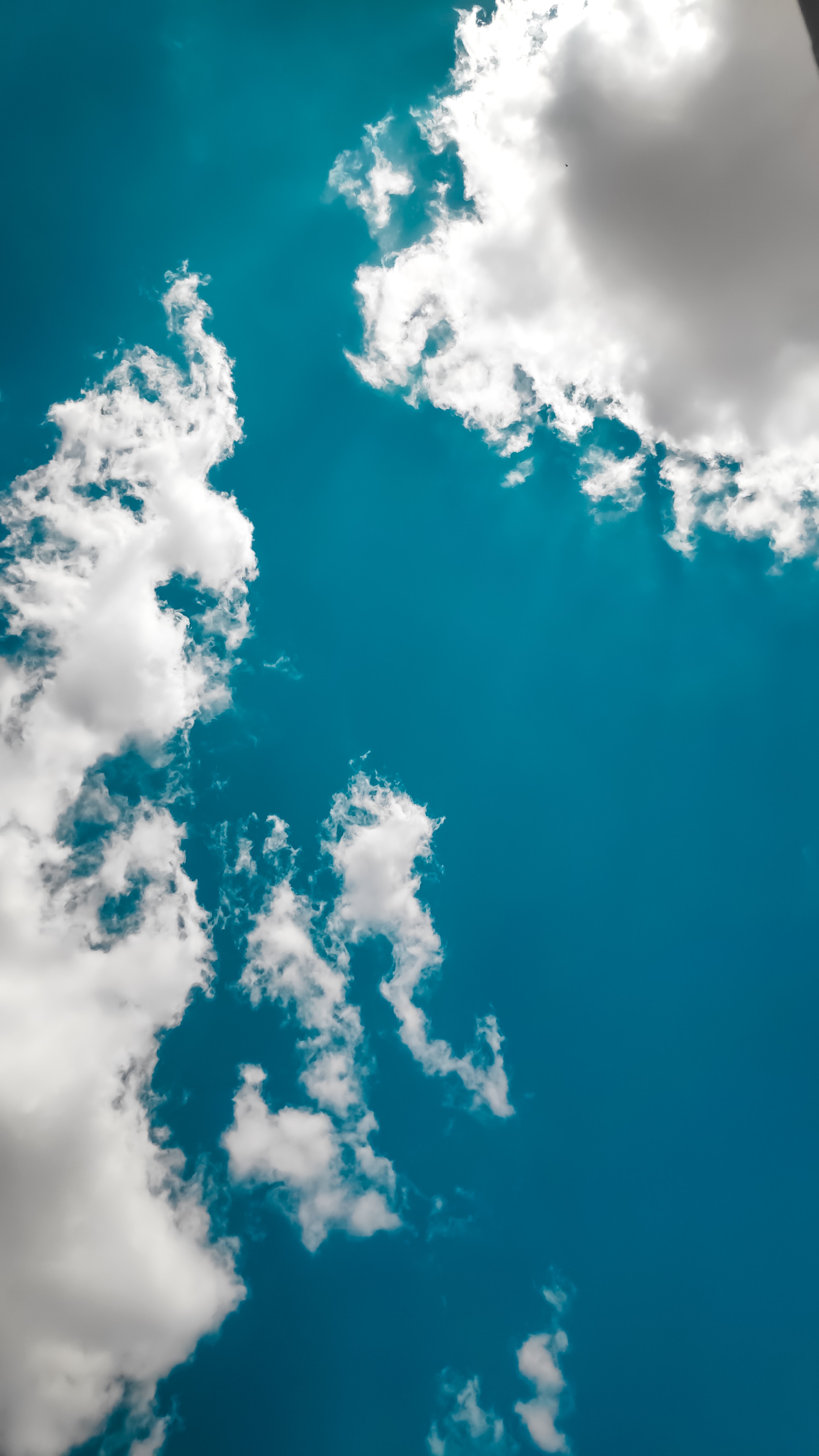 在有些主题中不适合饱和度过高,特别是青色,像我们最常见的天空,虽然