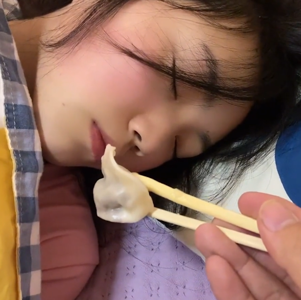 江苏徐州:女生喜欢赖床,男友每天用美食叫醒她,网友却议论纷纷