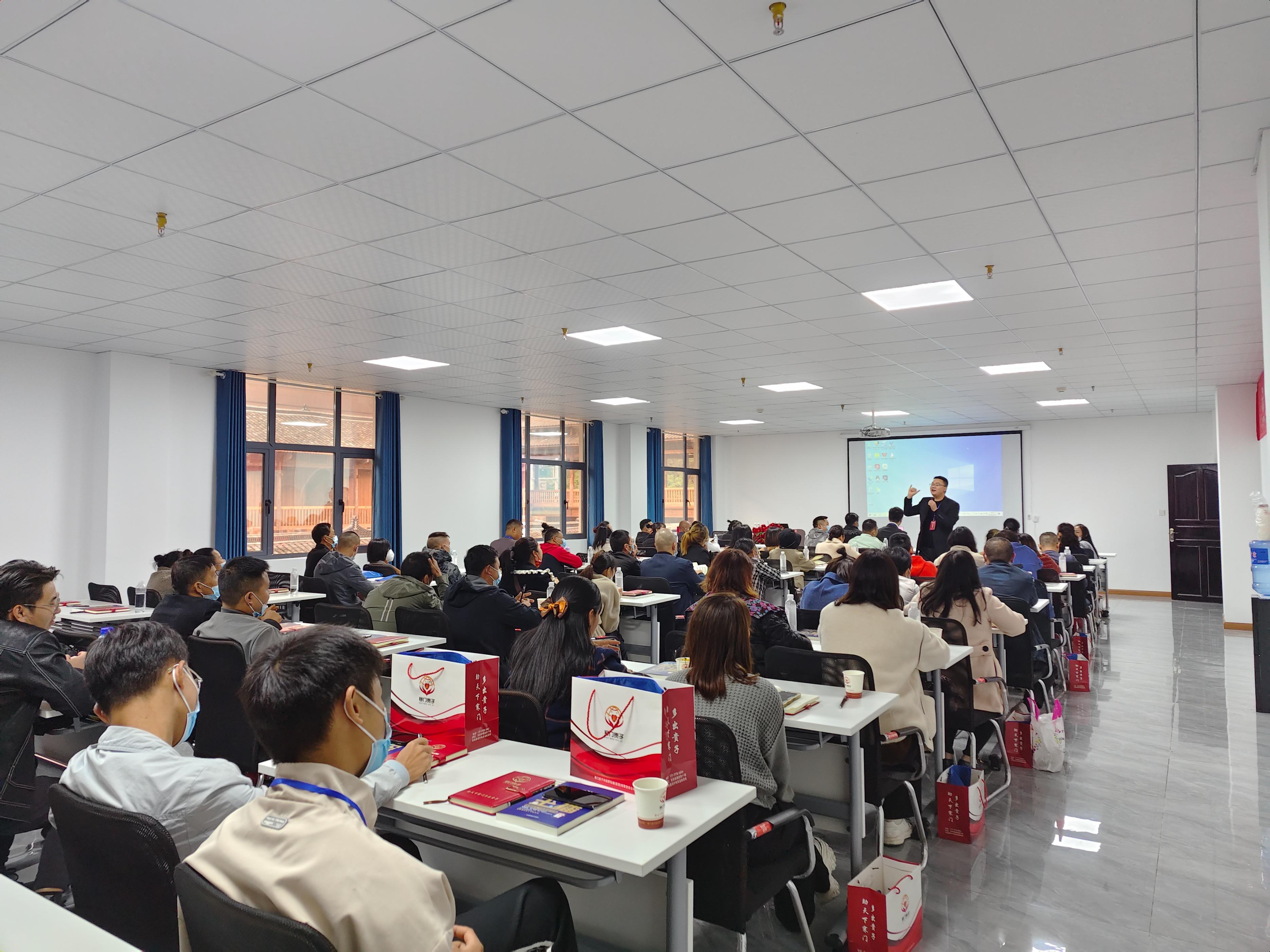 宣恩县农村电商直播基地举办"百星千红"电商专业人才培训