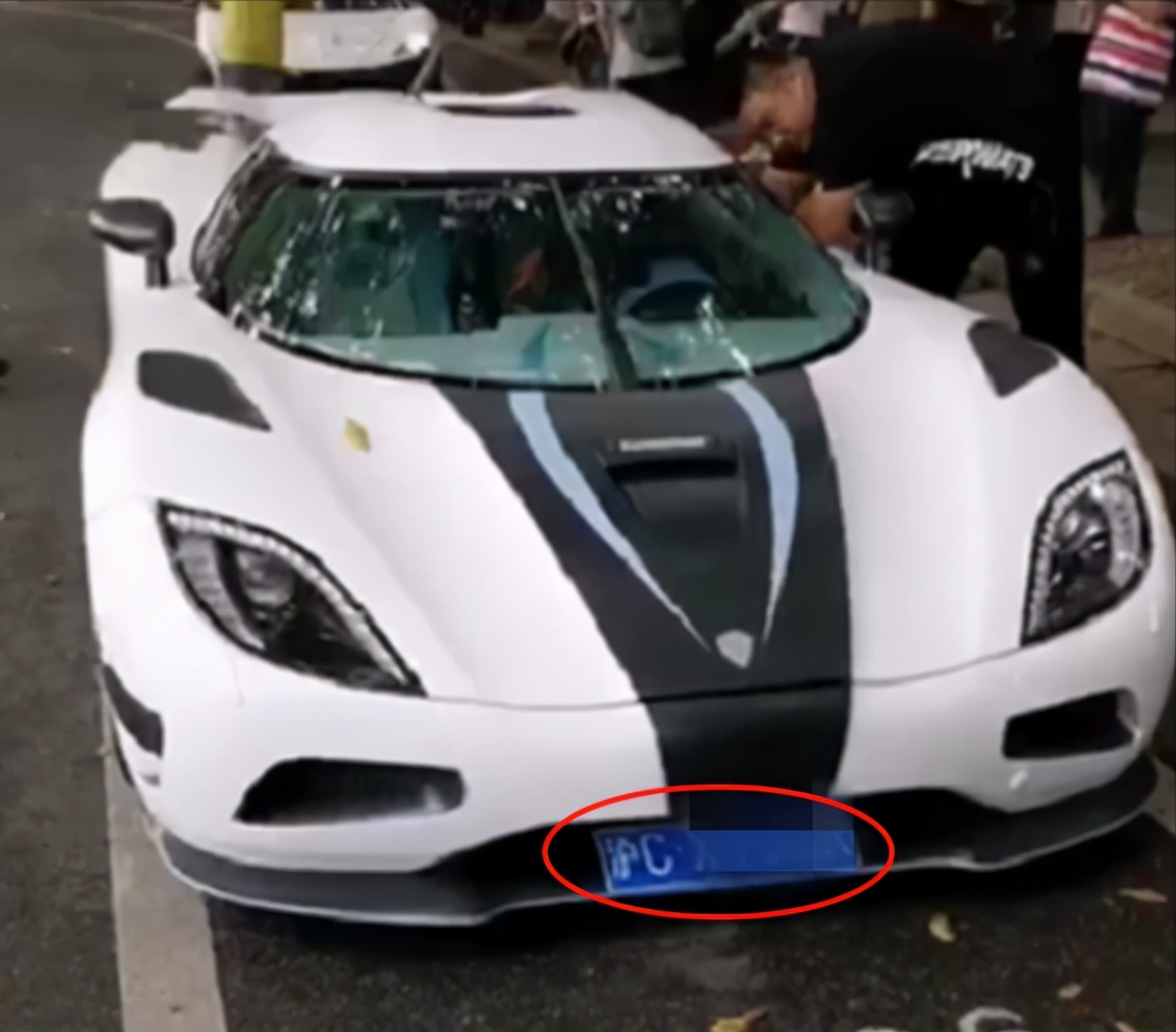 4000万柯尼塞格,带上海车牌也不让进城,只因车牌多了个字母