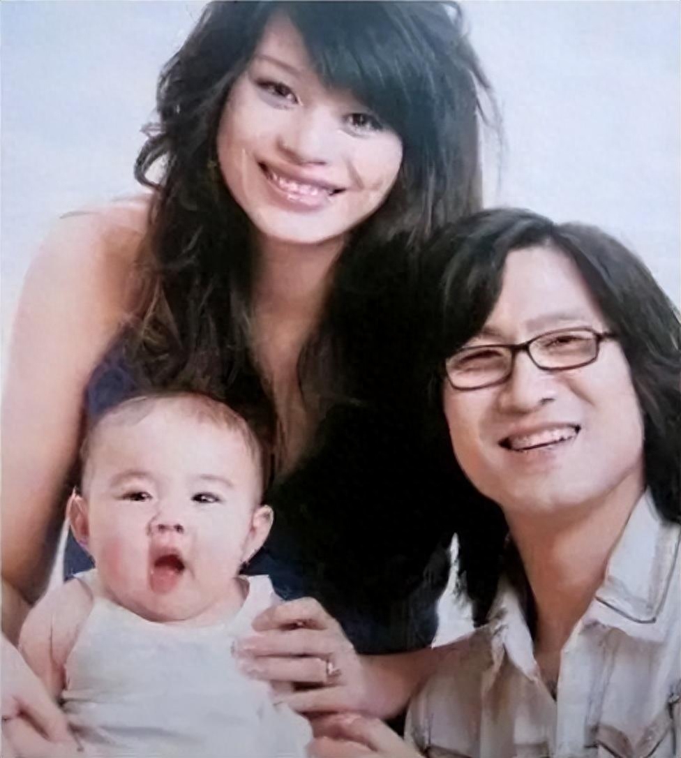 汪峰的前妻都很漂亮,她的第一任妻子是著名的女主持齐丹,当时在四川有