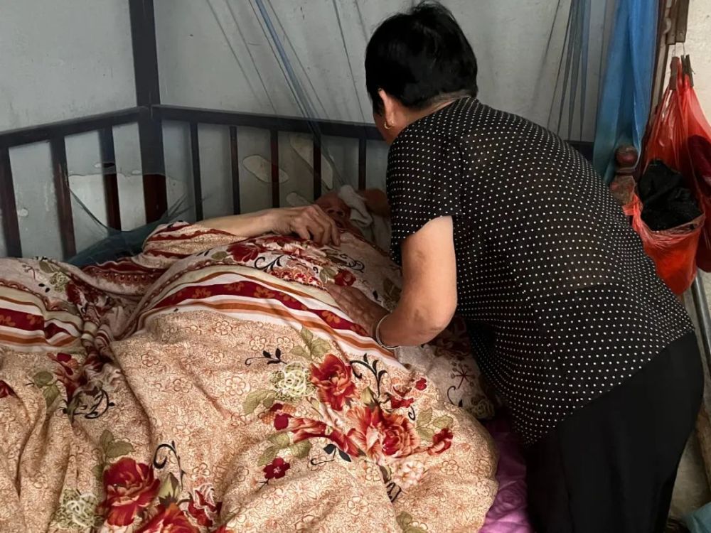 我妈70岁瘫痪在床,我想让大嫂轮流照顾,她一口拒绝了,我错了吗