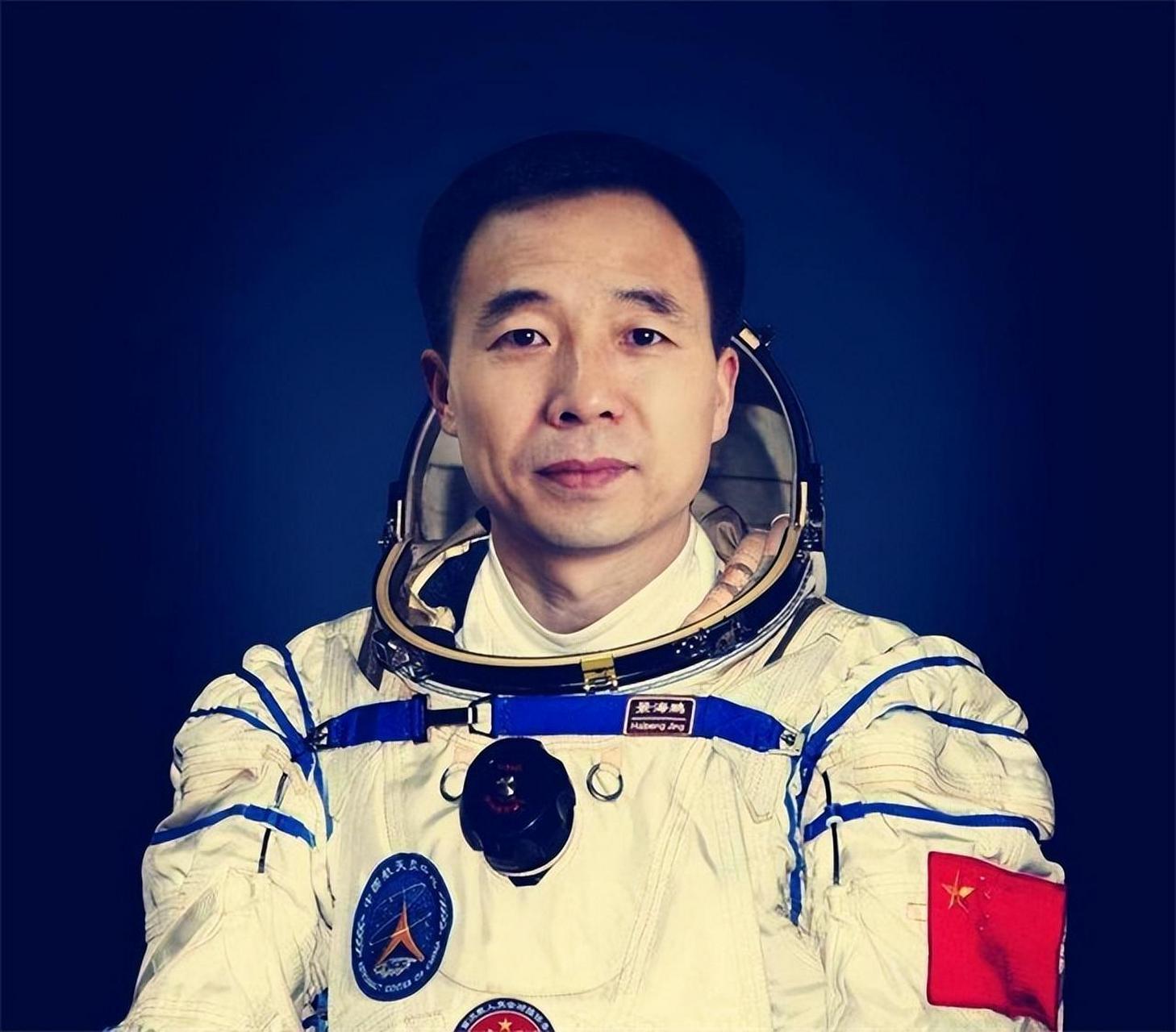 员陈冬封闭训练6年,老师登报寻找,与妻子生下双胞胎男孩  2016年,神舟