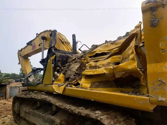 广西一施工工地发生坍塌事件,导致驾驶员死亡