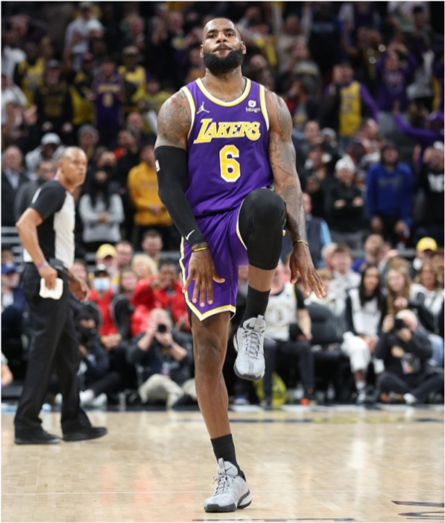 久违的霸王步!詹姆斯进球庆祝舞姿很销魂