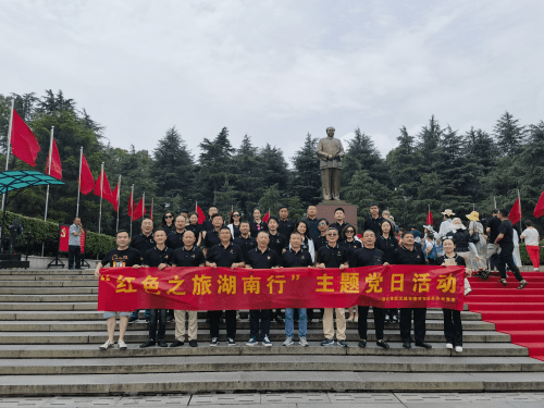 武汉城市圈商会党委和党委书记章骏荣获"两优一先"表彰