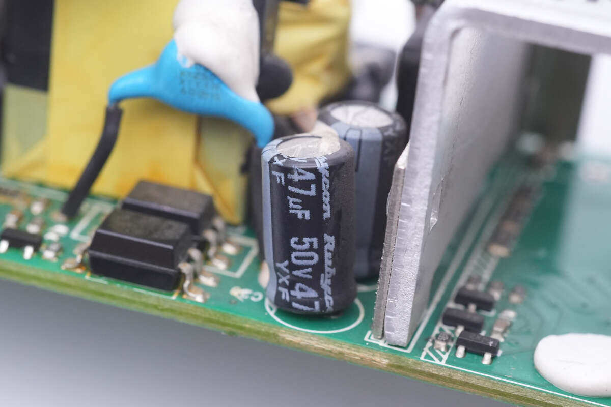 我们把华为optix osn500光传输系统60w电源拆了,比想象的要简单