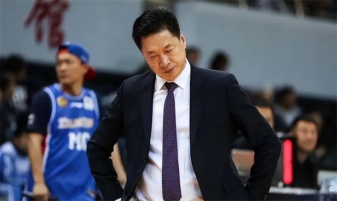 60岁李春江现状:痛打马布里陷入下课风波,儿子李京龙冷坐板凳席