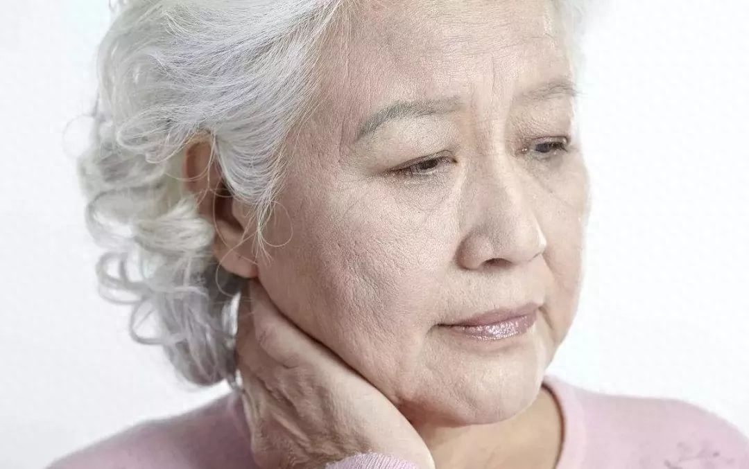 发廊染发使用的染发剂,在染发过程中势必会破坏头发的毛鳞片,所以染完