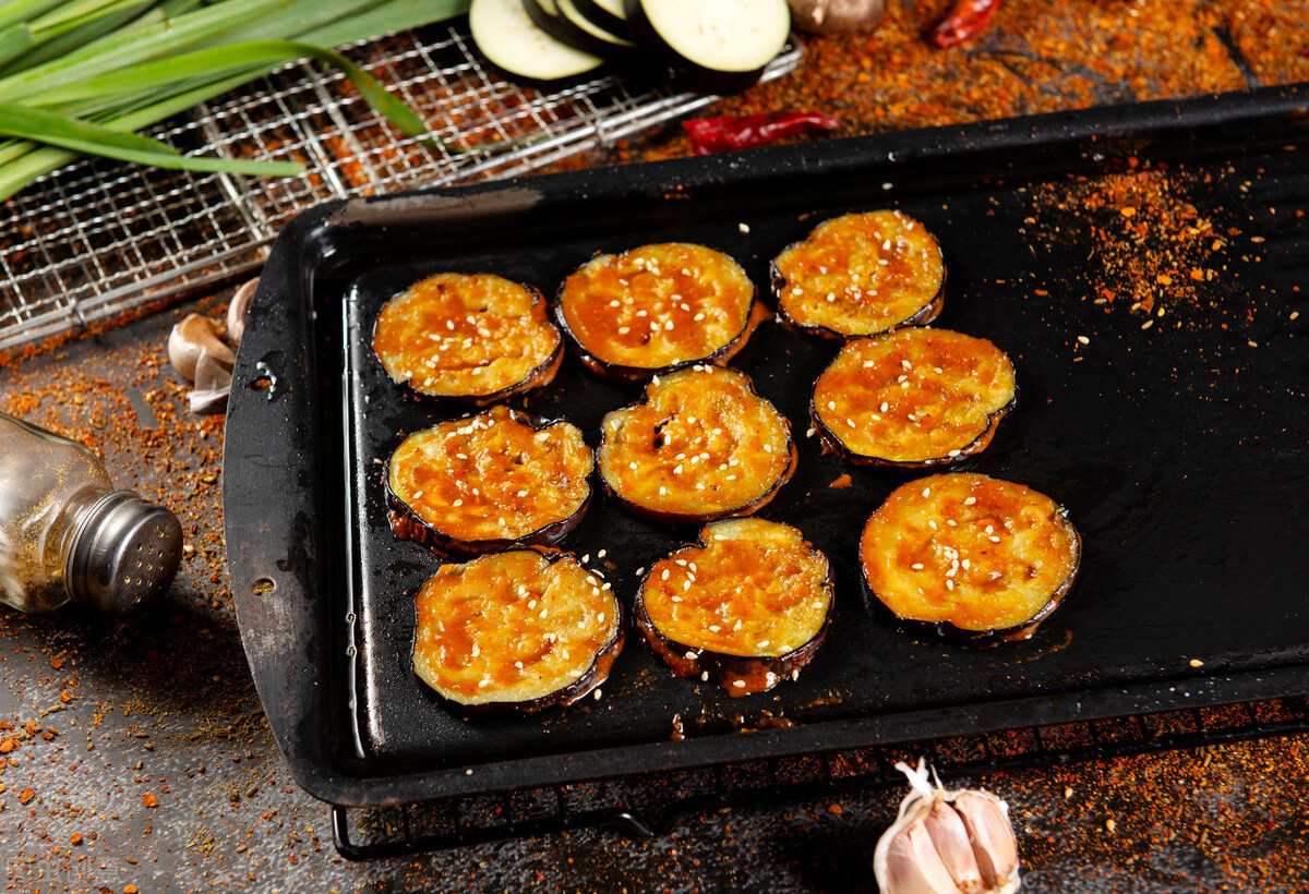 蒜香烤茄子,切成小圆片一口一个,鲜香软嫩超下饭,做法很简单