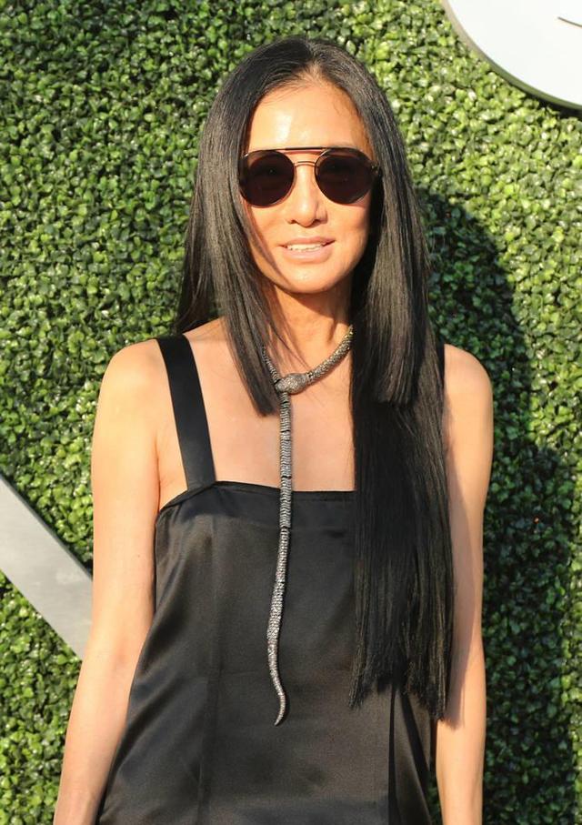 看了73岁的王薇薇,才发现:原来黑长直这么减龄,状态不输年轻人