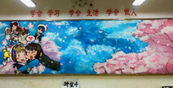 00后学生美术功底了得,绘制黑板报美出新高度,老师都赞不绝口