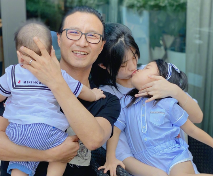 汪峰15岁女儿近照曝光,打扮成熟,网友直呼:像25岁!