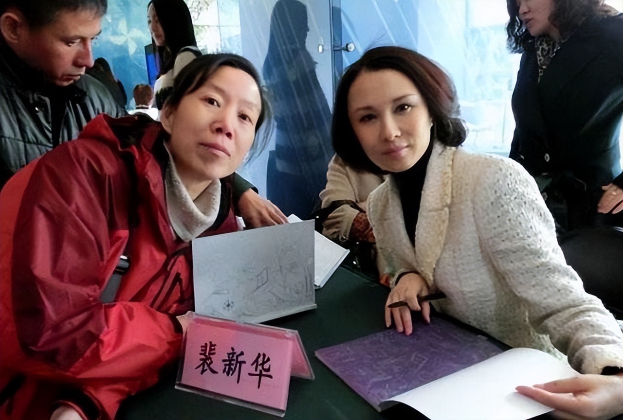 天气预报主持人裴新华,她因故回归家庭,现在是一位阔太太