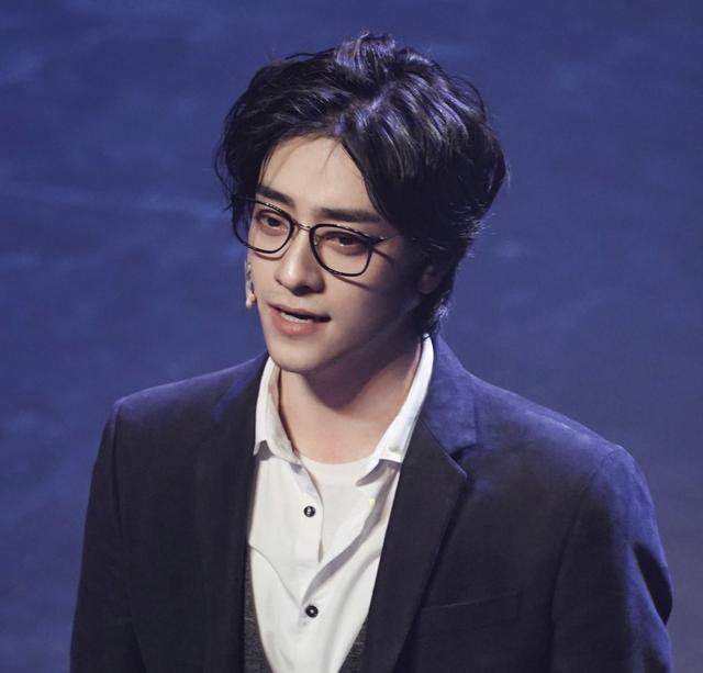 明星自拍都是照骗?彭昱畅的脸忽大忽小,刘亦菲的自拍一言难尽