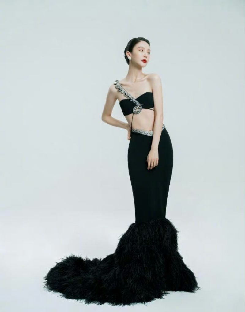 金晨中空晚礼服晒腹肌!肋骨出现神秘疤痕,网友一看秒懂