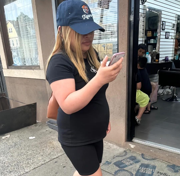 凤姐近况曝光!满脸横肉穿红衣,用普通千元机显寒酸!