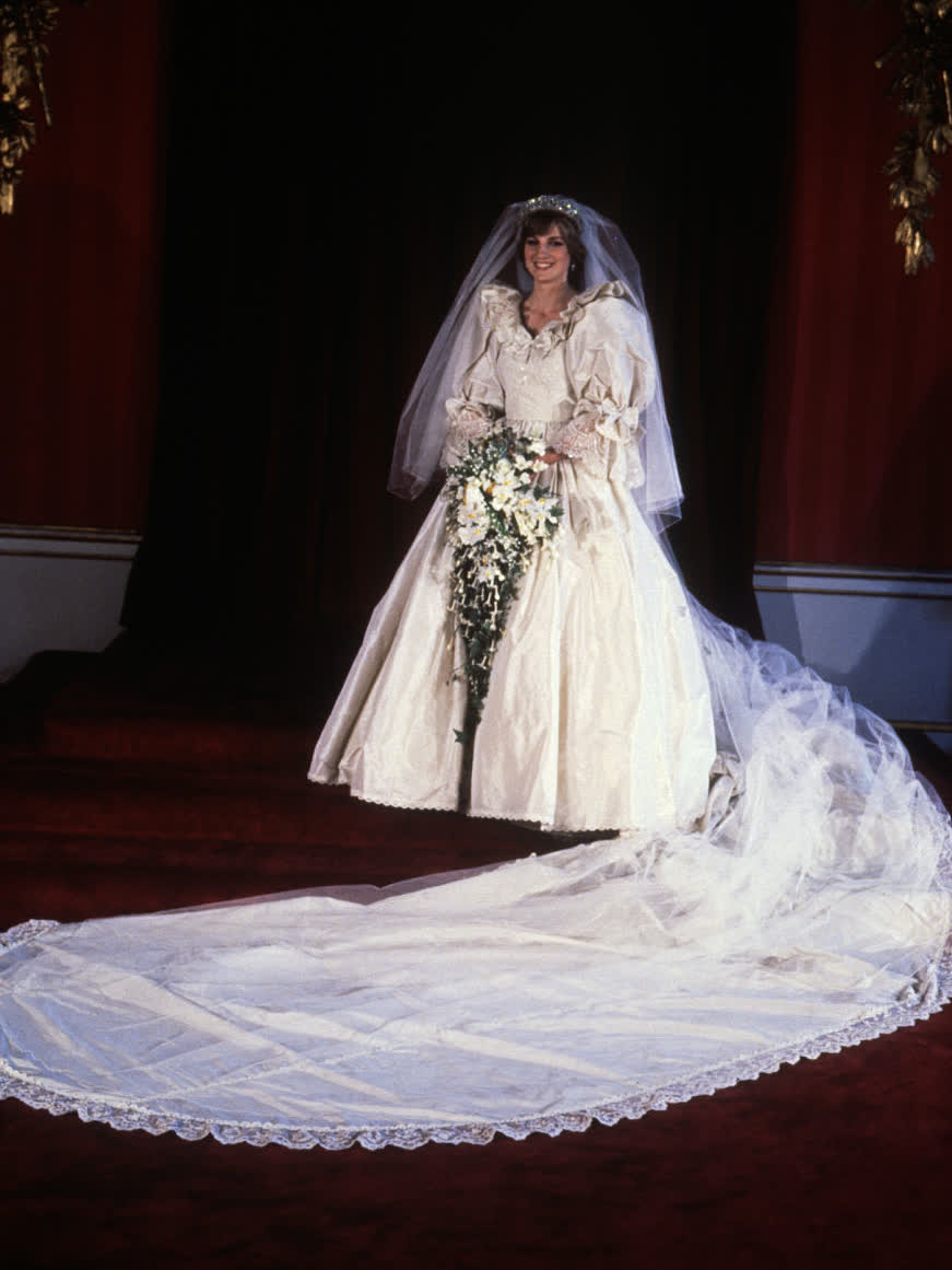 戴安娜婚纱创历史最长拖尾纪录,超过25英尺!