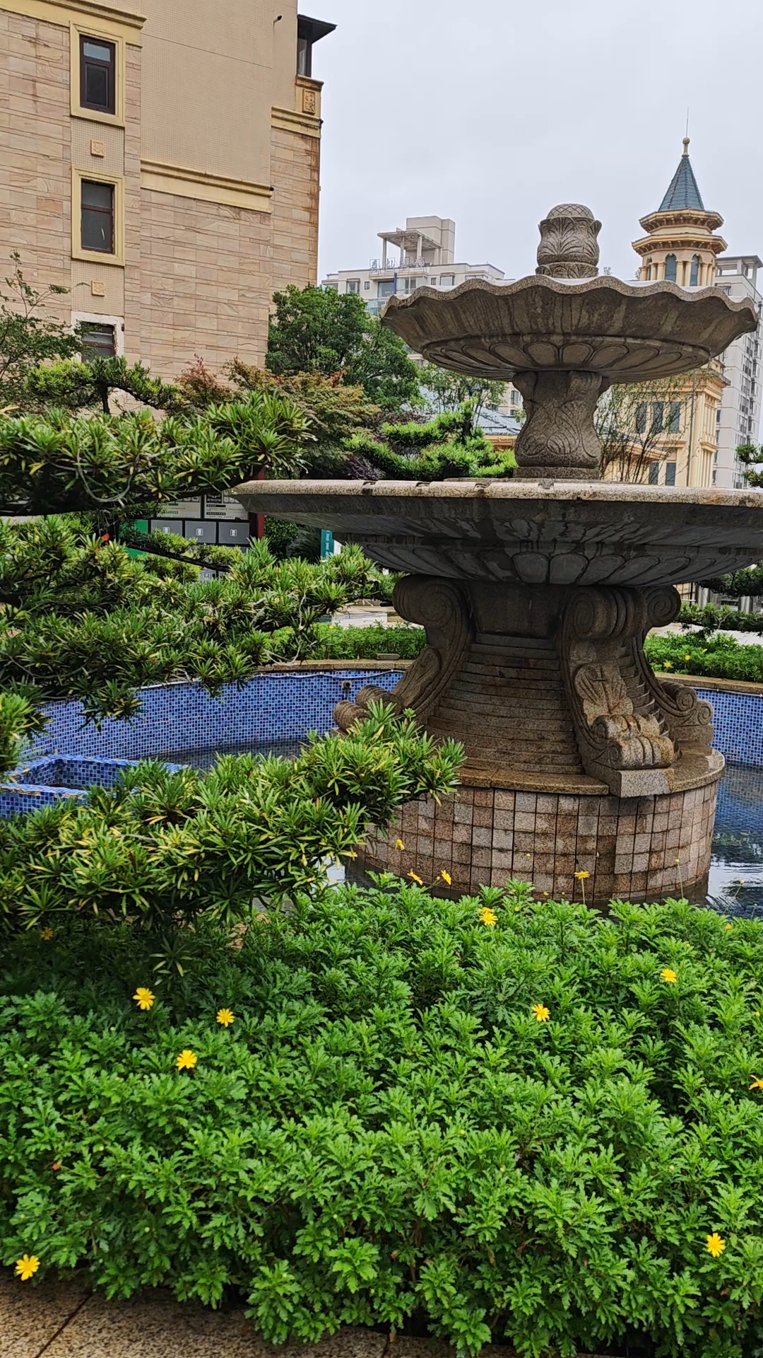 小区内小雨中的喷泉格外的美