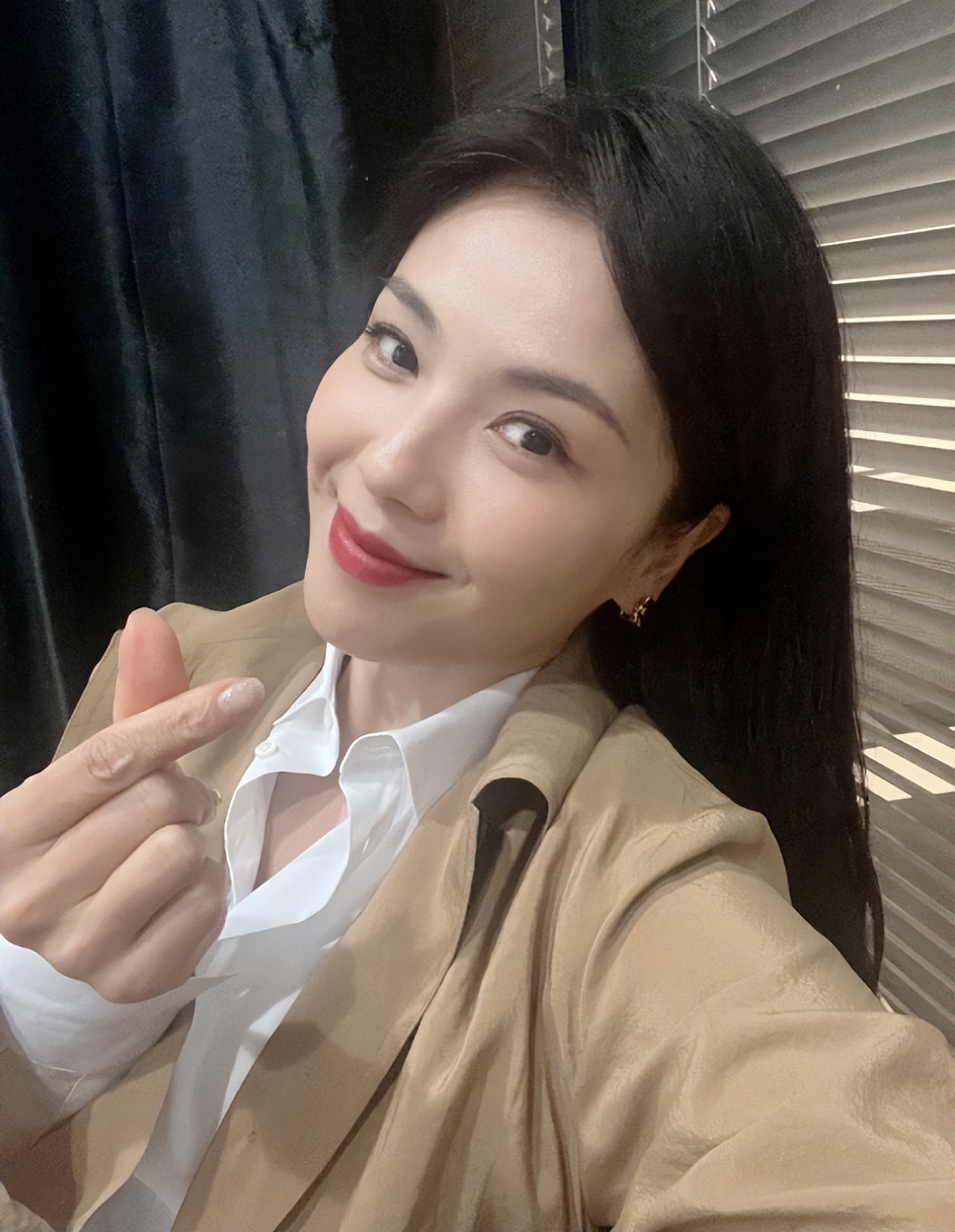 43岁刘涛凌晨晒自拍,头生白发不加掩饰,粉丝心疼喊话要她休息