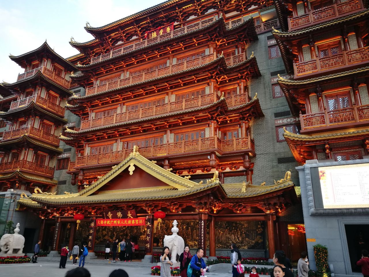 广东一座仿京师官庙制式,兼具岭南地方风格的寺庙,位置在广州