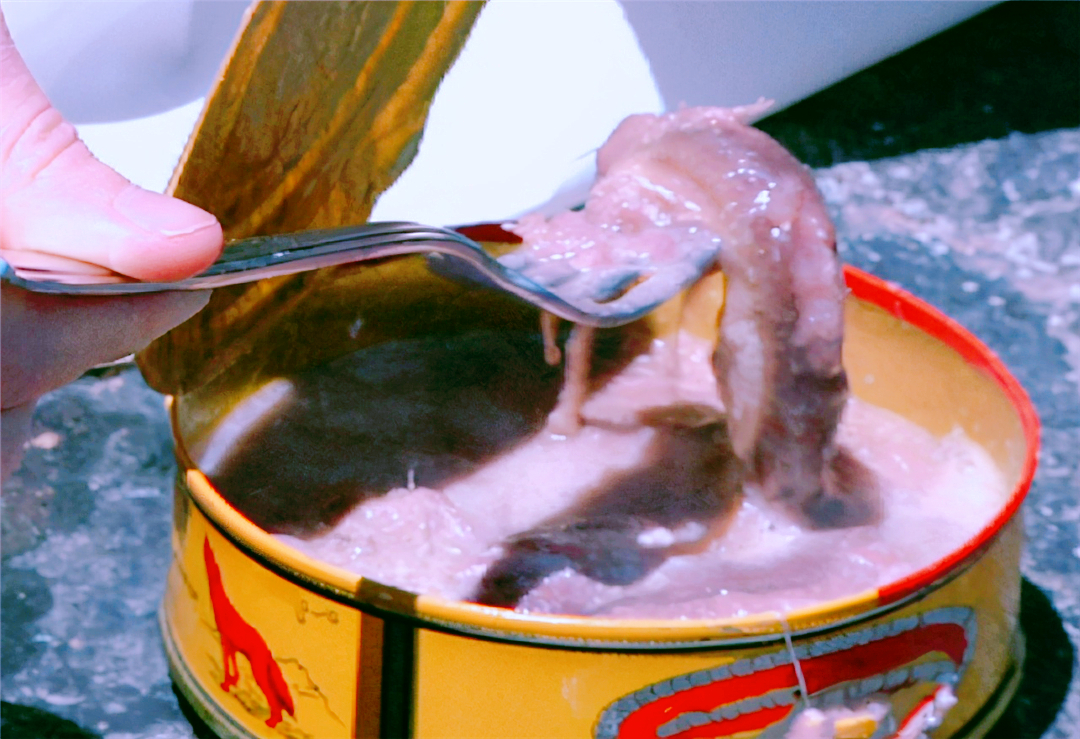 比鲱鱼罐头还臭的腌海雀,味道令人上头,却是爱斯基摩人的美食