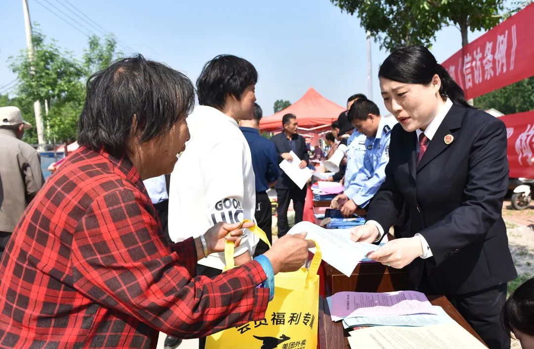 【党史学习教育】检察为民办实事:大集上"摆摊,送法"零距离"