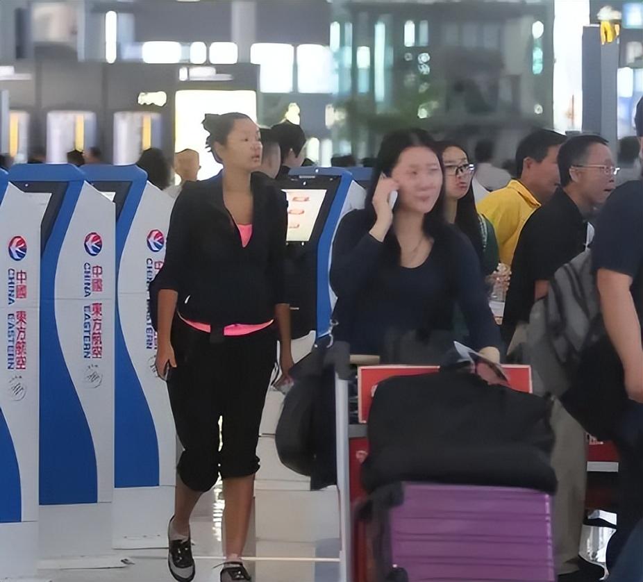 瞿颖彻底放弃自我!皮肤"黑成碳",身材壮硕与名模范儿毫不相关