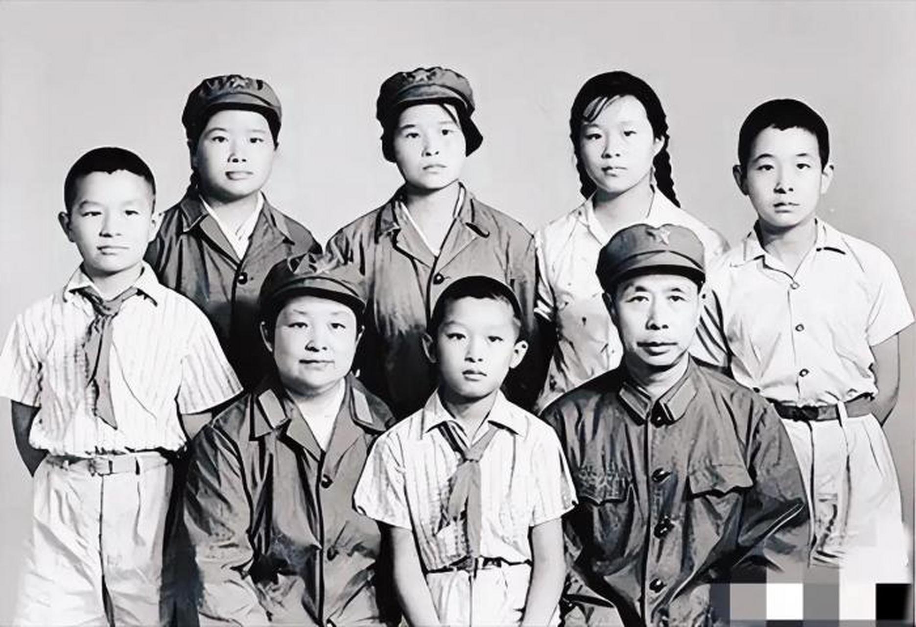 60年代,金如柏将军和儿子金一鸣,金一南等人,罕见的家庭照,当时的他任