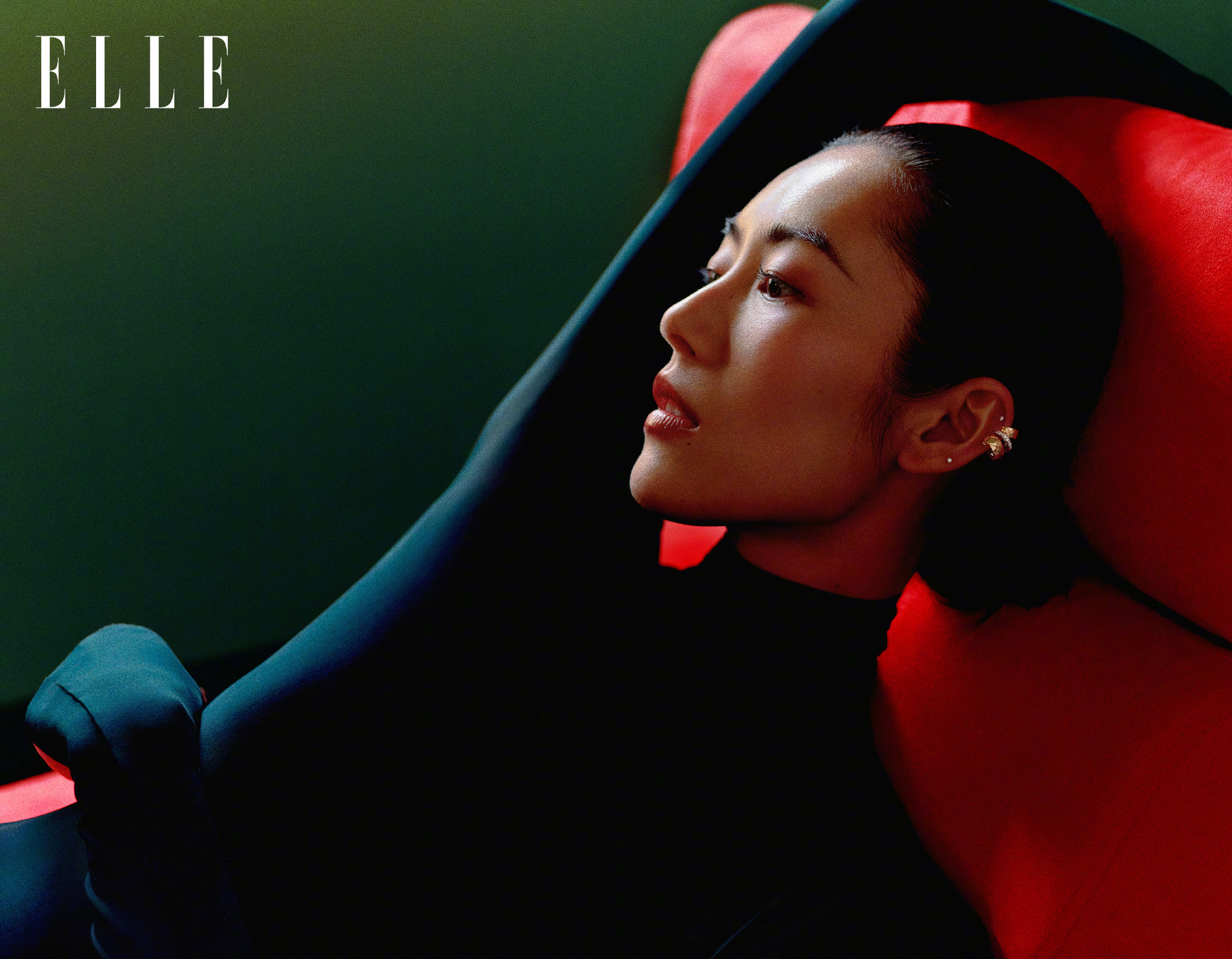 刘雯elle四月刊封面,穿黑色bra身材消瘦,抹胸连衣裙性感迷人