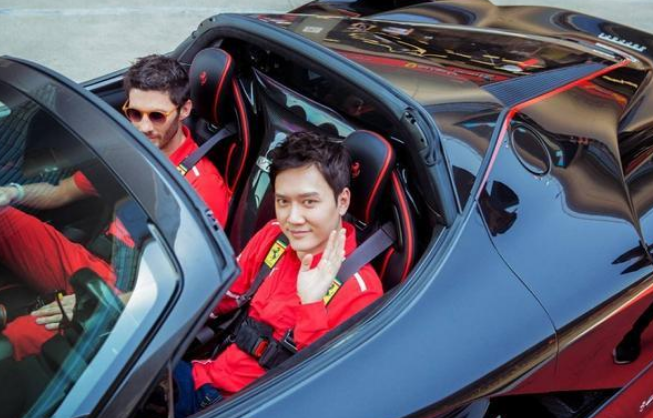 冯绍峰超跑塞满车库,一看赵丽颖座驾心酸了:没有对比就没有伤害