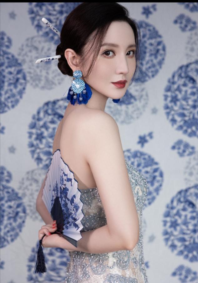 39岁张萌穿半透明国风长裙,曲线妖娆肤若凝脂,选美冠军竟是学霸