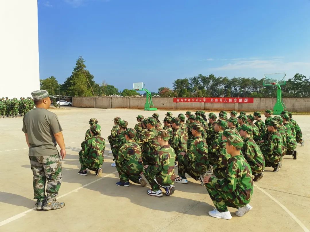 歙县紫阳学校九年级:潇洒军衣身上穿,紫阳学子显光芒