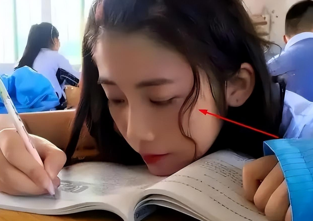 初中生的时尚谁懂?"鲶鱼须"和宽袍大袄成标配,家长看后直皱眉