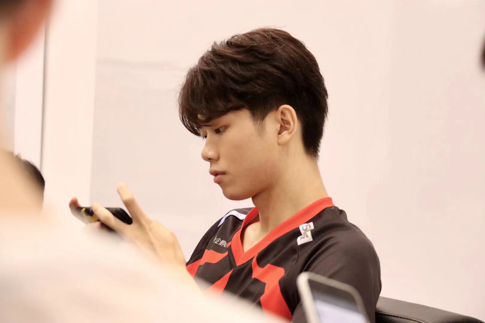 kpl:汤汤新赛季没了?笑影独自回ag基地,直播拒绝提及弟弟去向