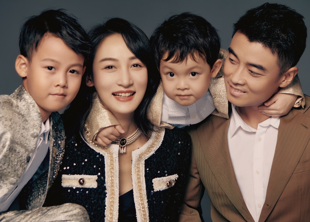 一张照片打破婚变风波,王皓妻子花样秀恩爱,35岁生完二胎似少女