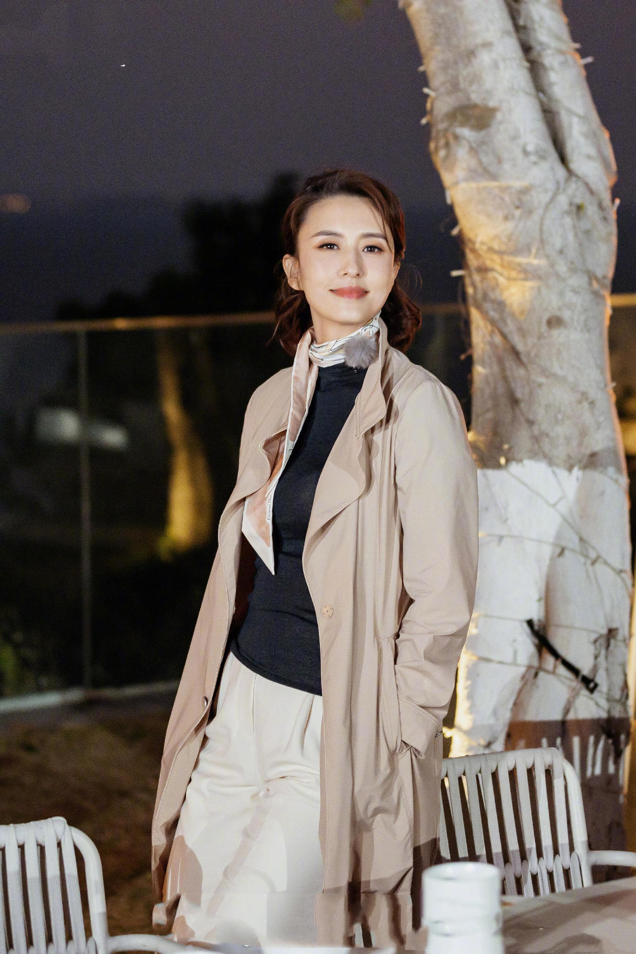 张蕾又现高级风穿搭,卡其色风衣搭条丝巾,气质在穿什么都显贵