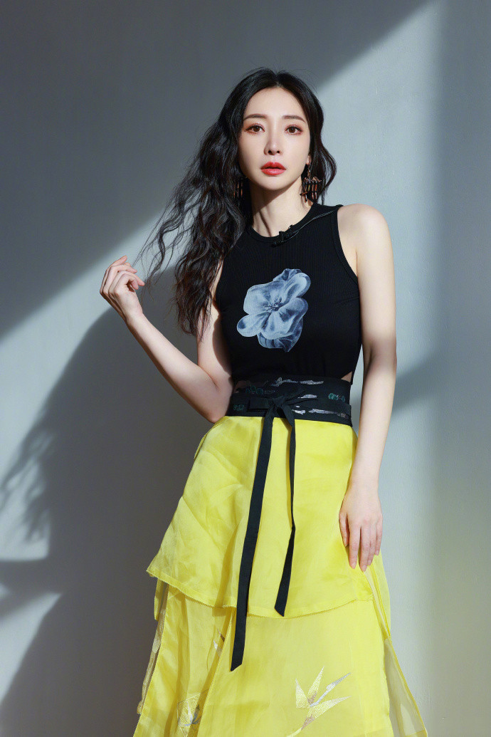 柳岩《少年行》新造型,不愧为时尚领军者的减龄穿搭