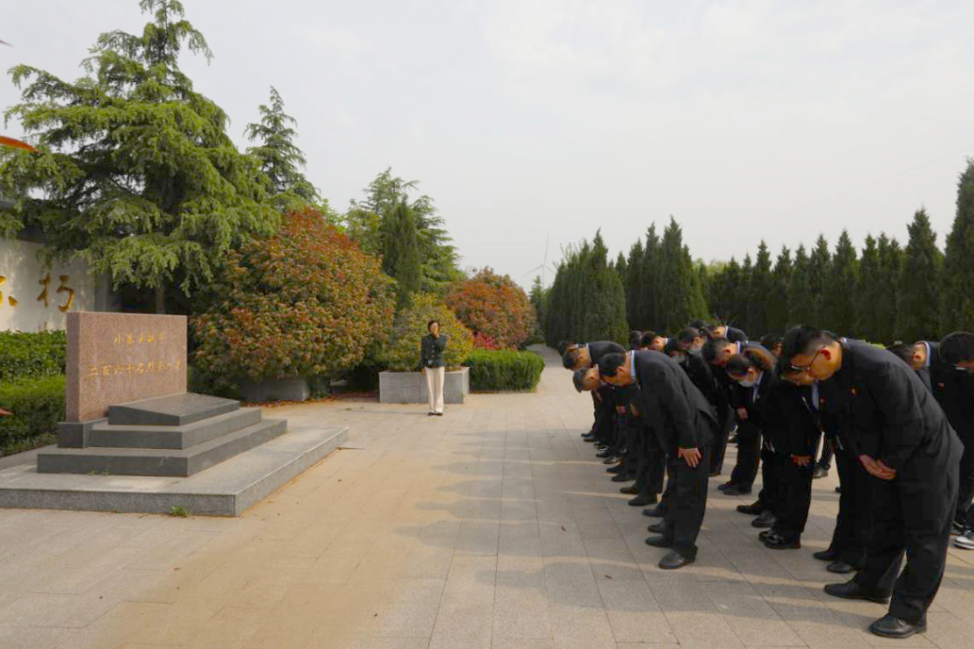 新沂农商银行全体纪检干部赴小窑头烈士陵园开展红色教育活动
