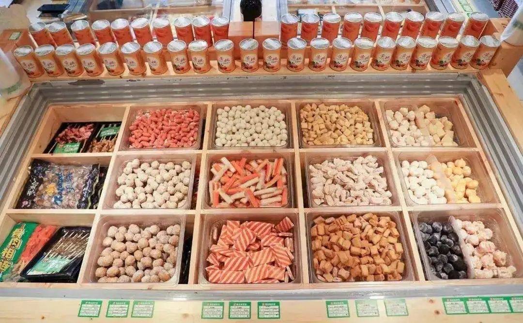 超市员工脚踩冷冻食品,真是1双鞋就能毁掉1个超市