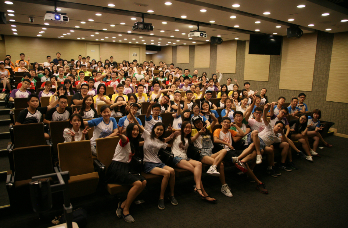 "香港女大学生"张倩盈,称"听到国歌就想吐",女官员怒斥:请离开