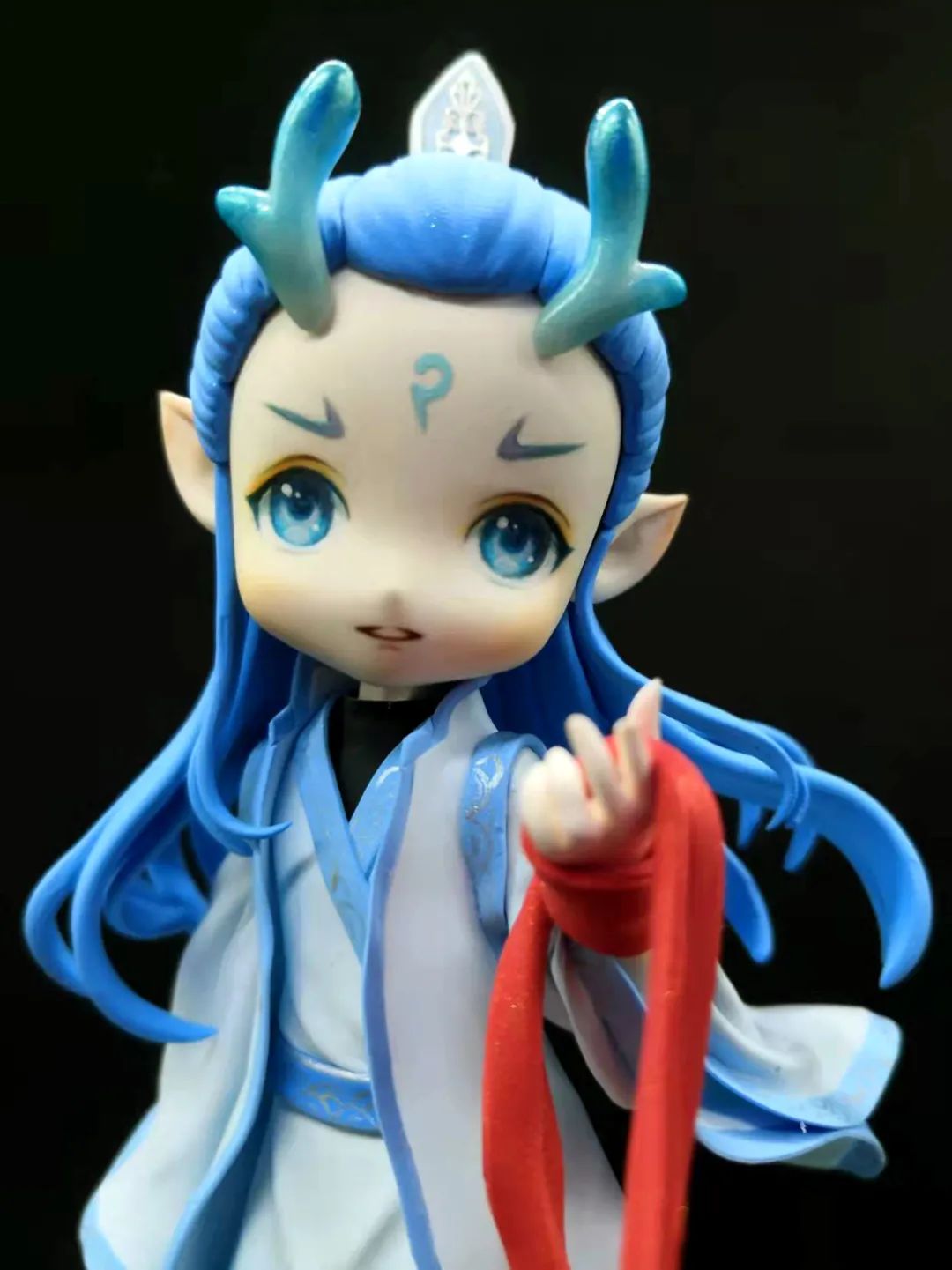 甘肃乡村教师郑冠军用粘土打造二次元手办