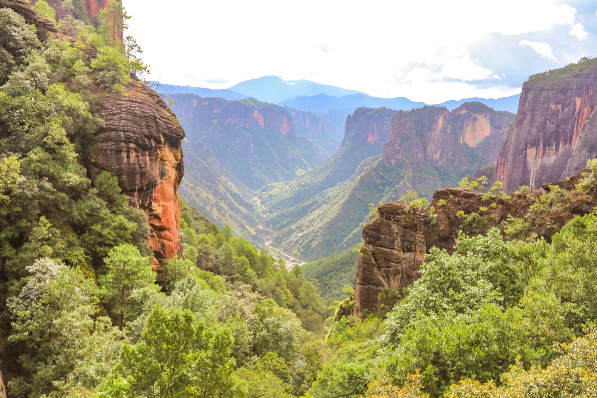 云南夏季最in玩法,千龟山徒步,丹霞地貌太惊艳了